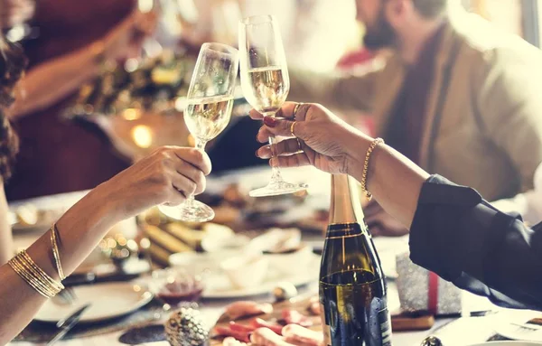 Veselí lidé pít šampaňské — Stock fotografie