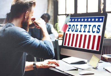 kahve içme ve bilgisayarla çalışma adam