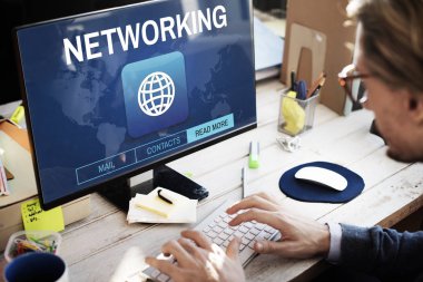 bilgisayarla çalışma iş adamı