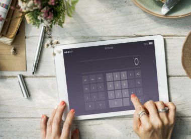 dijital tablet kullanan kadın