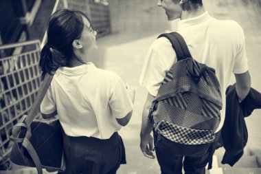 Öğrenciler üniformalı beraber yürüyelim 