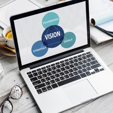 ekranda metin olan dizüstü bilgisayar