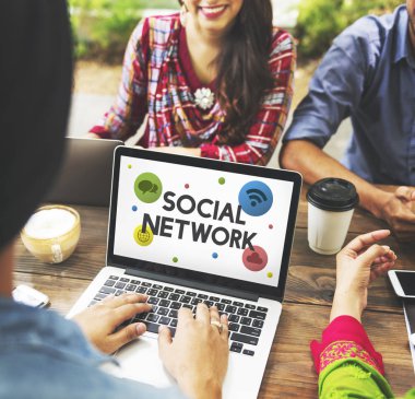 Dizüstü bilgisayarlar ve kahve ile Hint insanlar