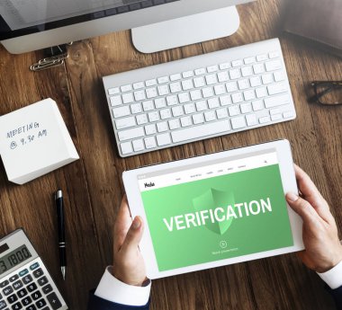 Dijital tablet kullanan işadamı