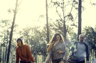 Doğa keşfetmek arkadaşlar