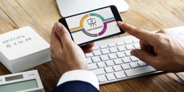 Akıllı telefon kullanan iş adamı