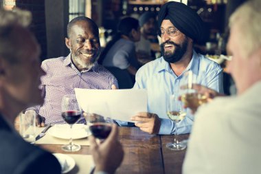 Restoranda iş toplantısı. 