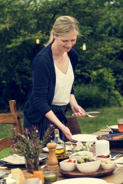 Akşam yemeği için tablo hazırlama kadın