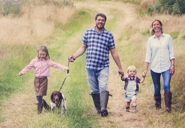Aile ile köpek yürüyüş  