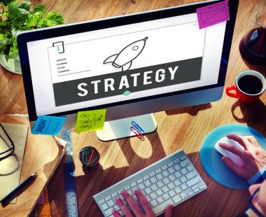 Bilgisayar kullanan bir iş adamı 