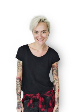 Studio poz dövmeli kadın