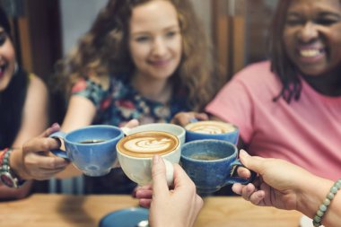 Kahve İçen Kadınlar