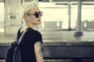 Tattooes ile şık kadın