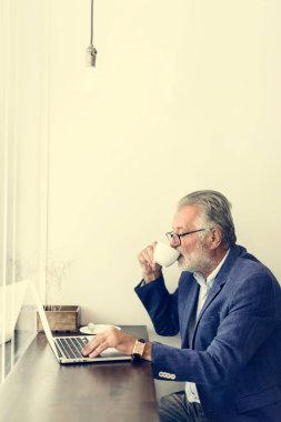 Dizüstü bilgisayarda çalışan adam