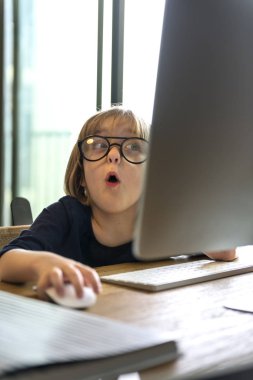 bilgisayar kullanan küçük kız