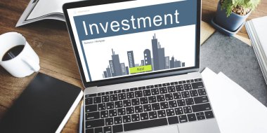 ofiste ahşap masa üstünde laptop