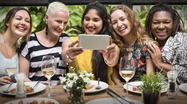 Cihaz fotoğraf çekmeye kadınlar