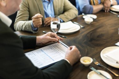 Şirket toplantısında iş adamları