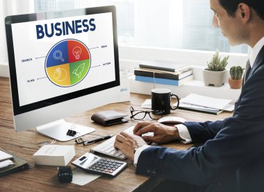 bilgisayarla çalışma iş adamı