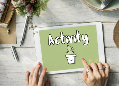 dijital tablet kullanan kadın