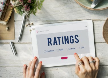 dijital tablet kullanan kadın