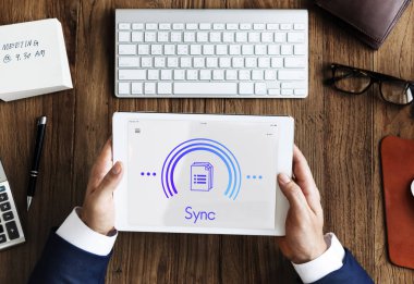 Dijital tablet kullanan işadamı