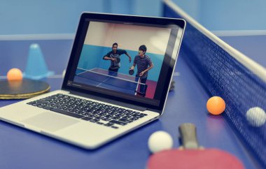 ping pong tablo açılan laptop