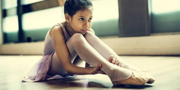 Pequeña bailarina en la escuela de ballet — Foto de Stock