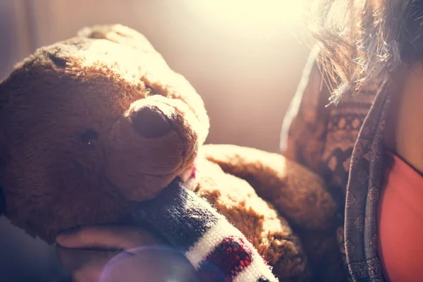 Mujer joven con oso de peluche —  Fotos de Stock