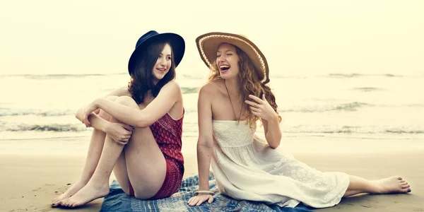 Meninas vestindo vestidos na praia — Fotografia de Stock