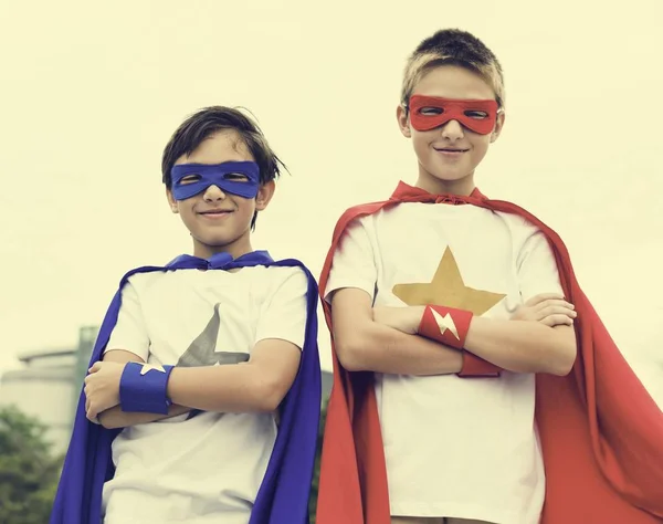 Meninos em fantasias super-heróis — Fotografia de Stock