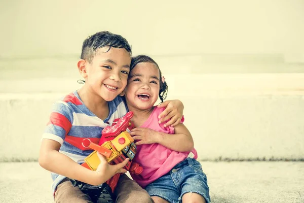 Brother and sister at park — Stock Photo, Image