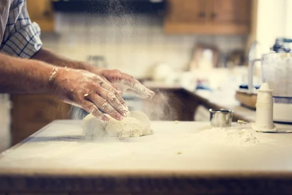 Hombre preparando masa para pasteles — Foto de Stock