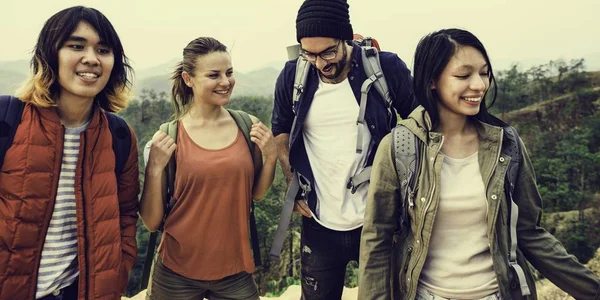 Junge Freunde, die zusammen reisen — Stockfoto