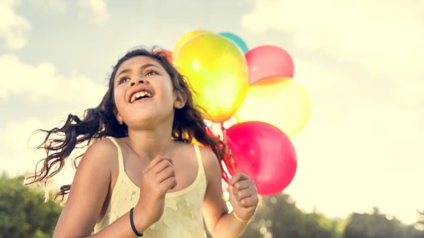 Dziewczyna gra z balonami — Zdjęcie stockowe