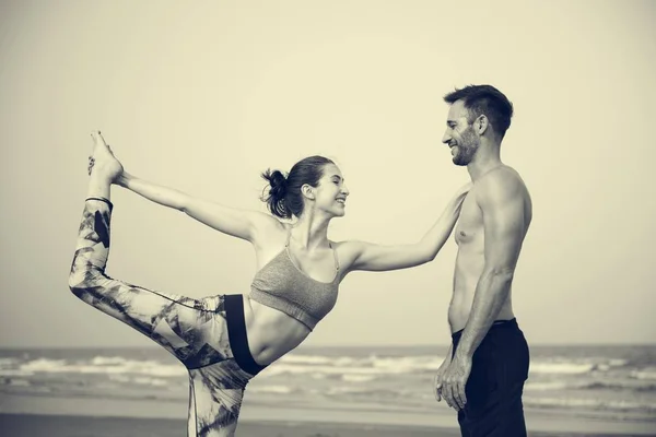 Жінка і чоловік роблять йогу — стокове фото