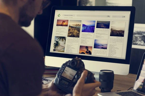 Fotógrafo olhando fotos na câmera — Fotografia de Stock