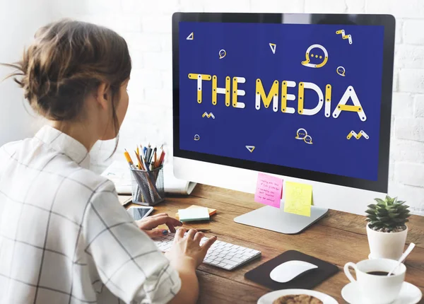 Woman working on computer — Stock Photo, Image