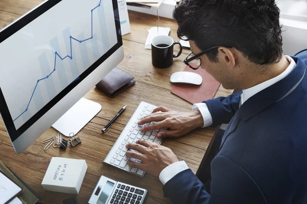 Zakenman werken met computer — Stockfoto