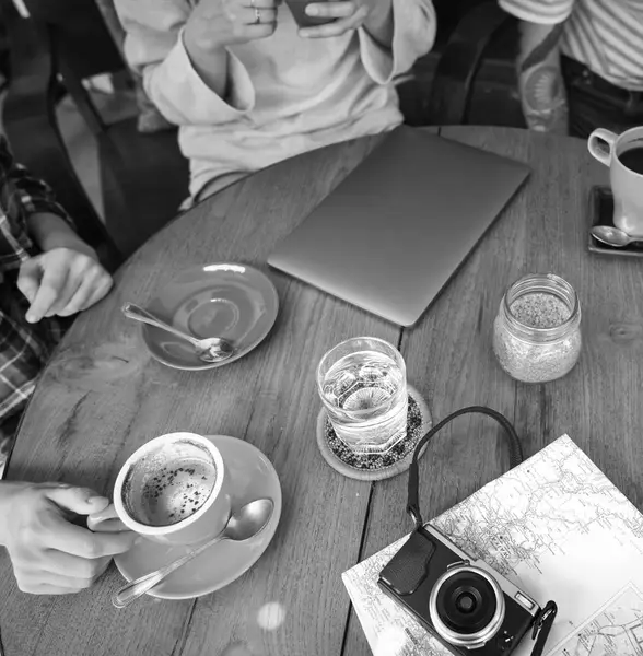 Pessoas bebendo café — Fotografia de Stock