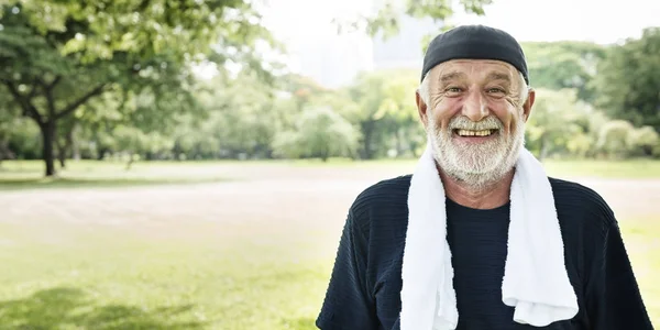 Uomo anziano sorridente — Foto Stock