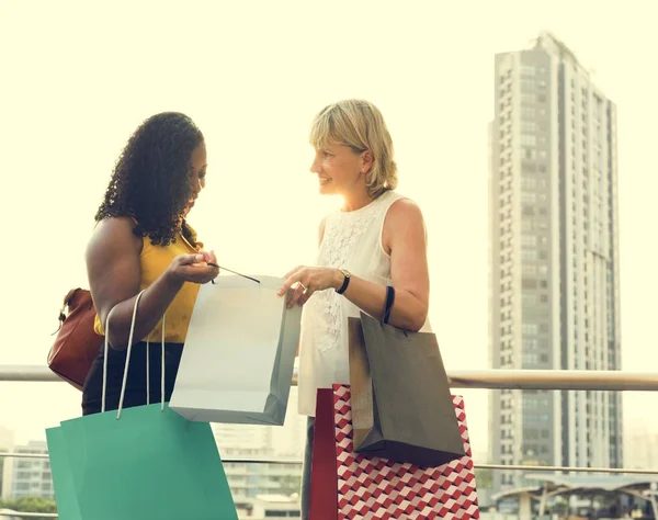 Mujeres con bolsas de compras hablando — Foto de Stock