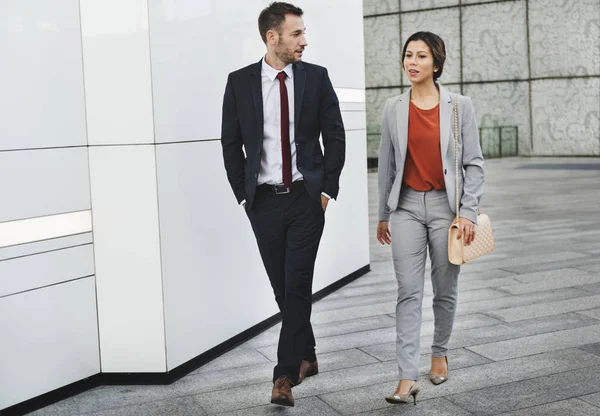 Geschäftsleute zu Fuß ins Büro — Stockfoto