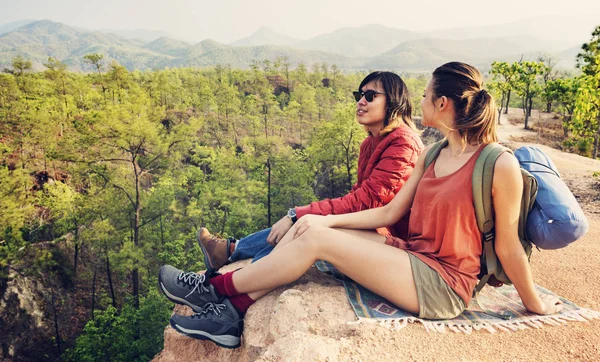 Coppia felice di viaggiatori — Foto Stock