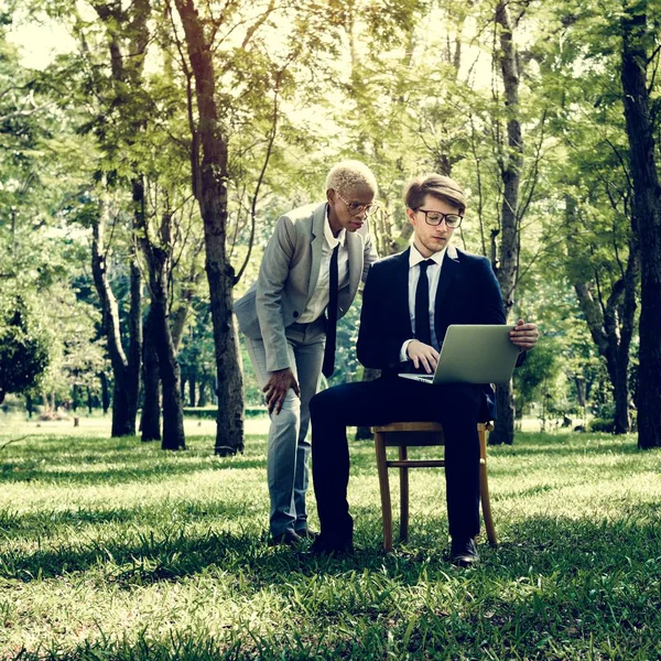 Affärsmän med bärbar dator. — Stockfoto