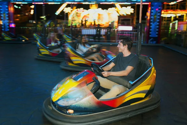 Amigos montar coches de parachoques — Foto de Stock