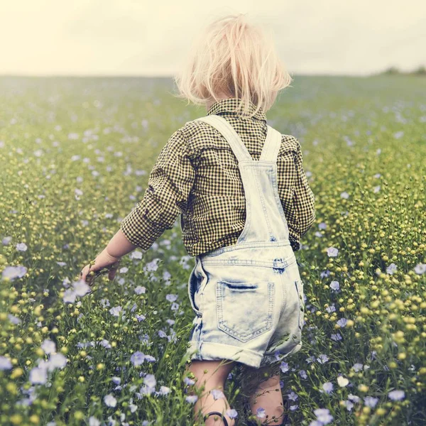 Kleines Kind läuft auf Feld — Stockfoto
