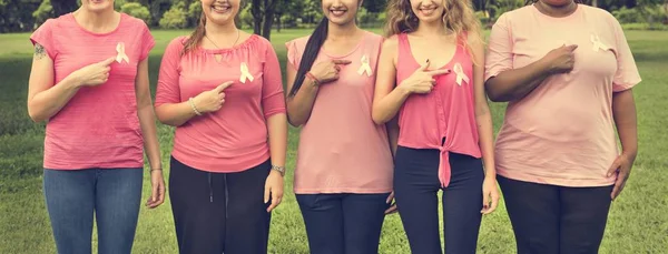 妇女支持乳腺癌 — 图库照片