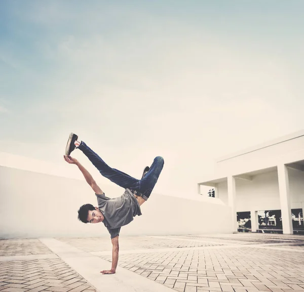 Tipo a dançar breakdance — Fotografia de Stock