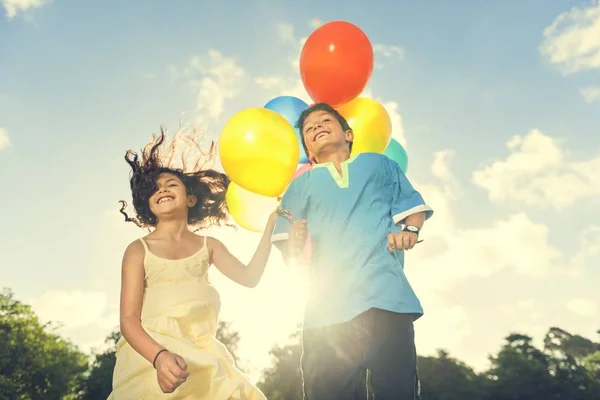 Barnen leker med baloons — Stockfoto